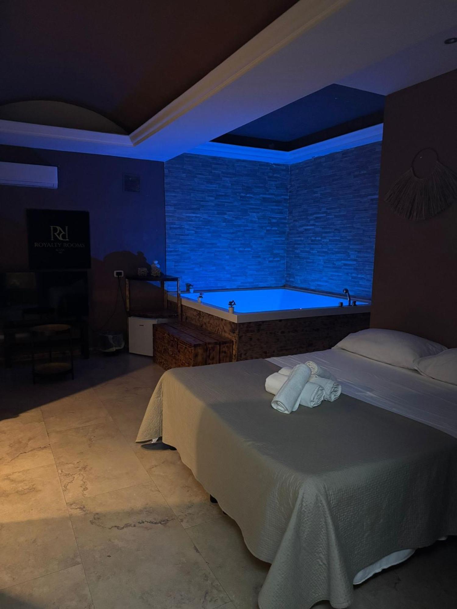 Royalty Rooms & Spa Napoli Bagian luar foto